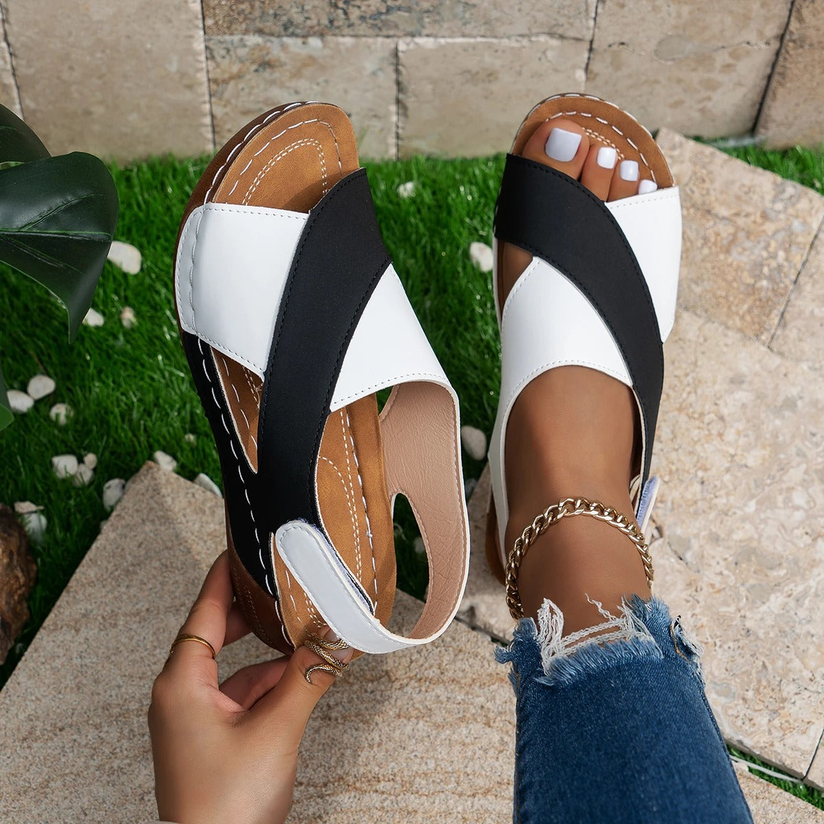 Effortless Comfort: Stylish Cross-Strap Sandals 👡✨